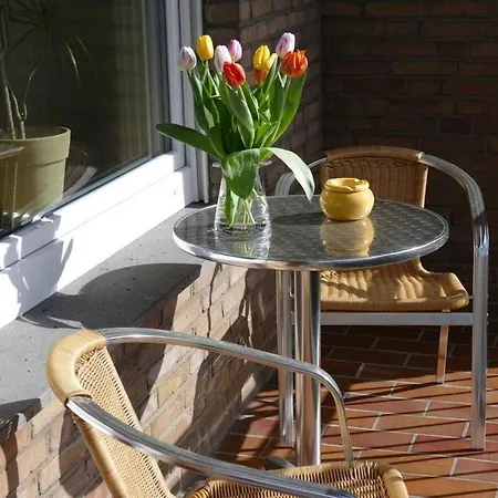 Pleasant In Lana Xanten